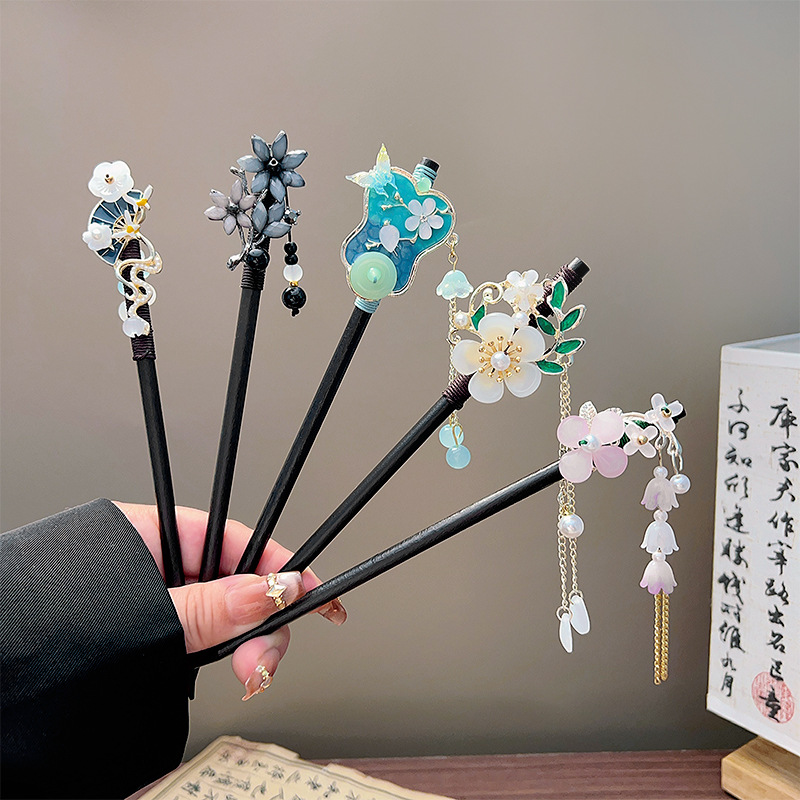 Tech Accessories Women - Épingle à cheveux classique à pompon